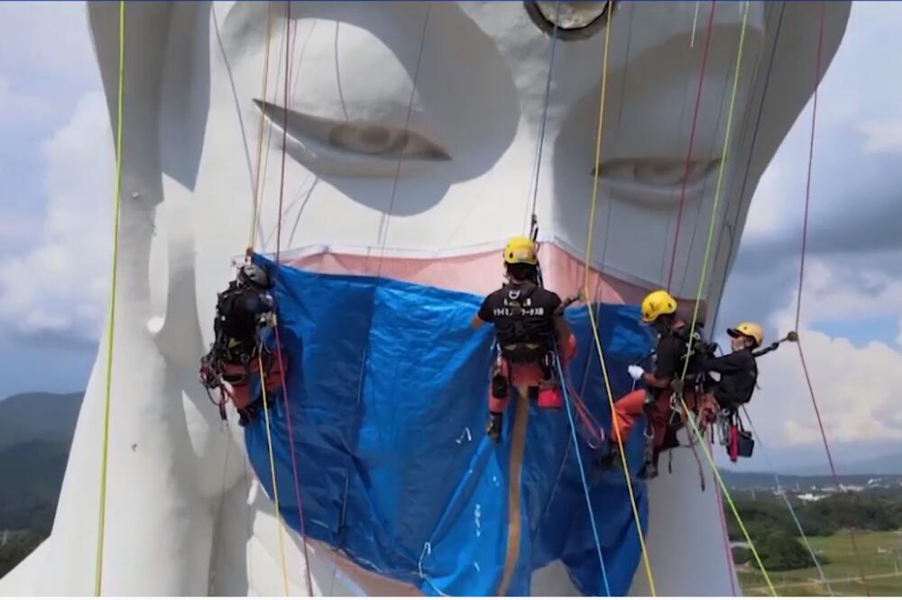 BUDISTIČKA STATUA U JAPANU DOBILA MASKU PREKO USTA, ovaj poduhvat ima VAŽNU SIMBOLIKU (VIDEO)