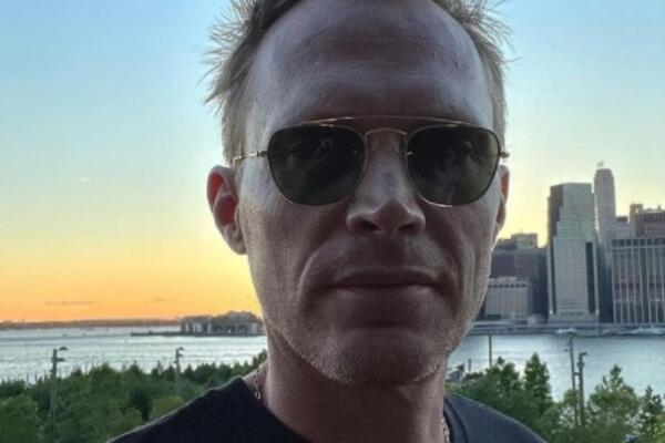 DA LI JE MOGUĆE DA TO IMA, NEKO BI SE BAŠ UVREDIO: Glumcu nacrtali na leđima nešto bezobrazno