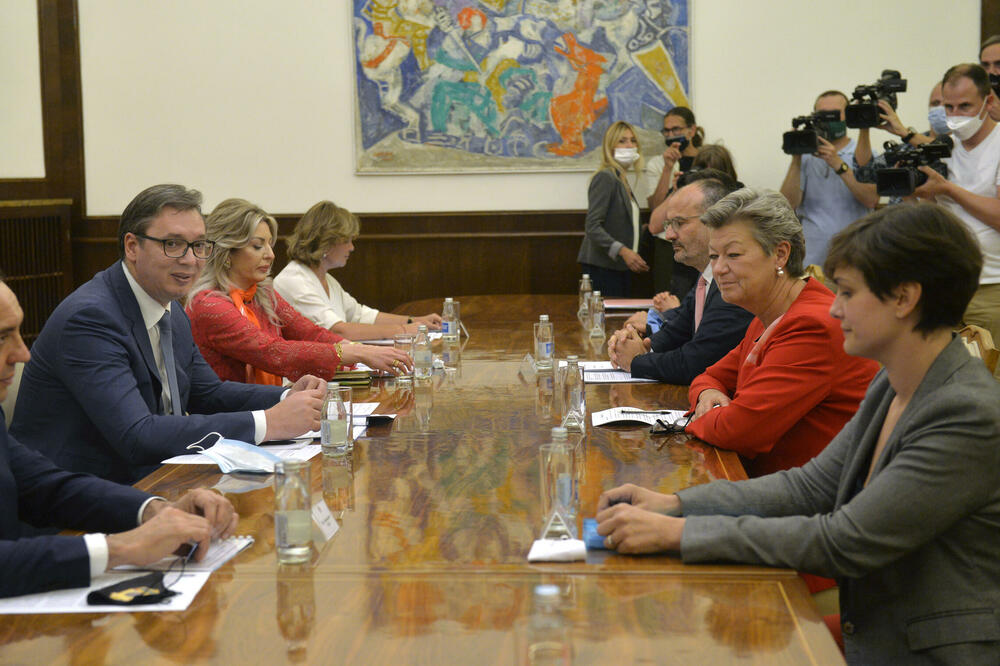 PREDSEDNIK SRBIJE POTPISAO UGOVOR SA ZVANIČNICIMA EU: Hvala na više od 11 miliona evra podrške migrantima!