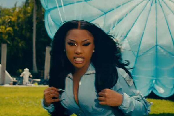 AMERIČKA PEVAČICA UPLATILA 8.000 DOLARA ZA SAHRANU SVOG FANA: Ceo svet BRUJI o ovom dirljivom gestu!