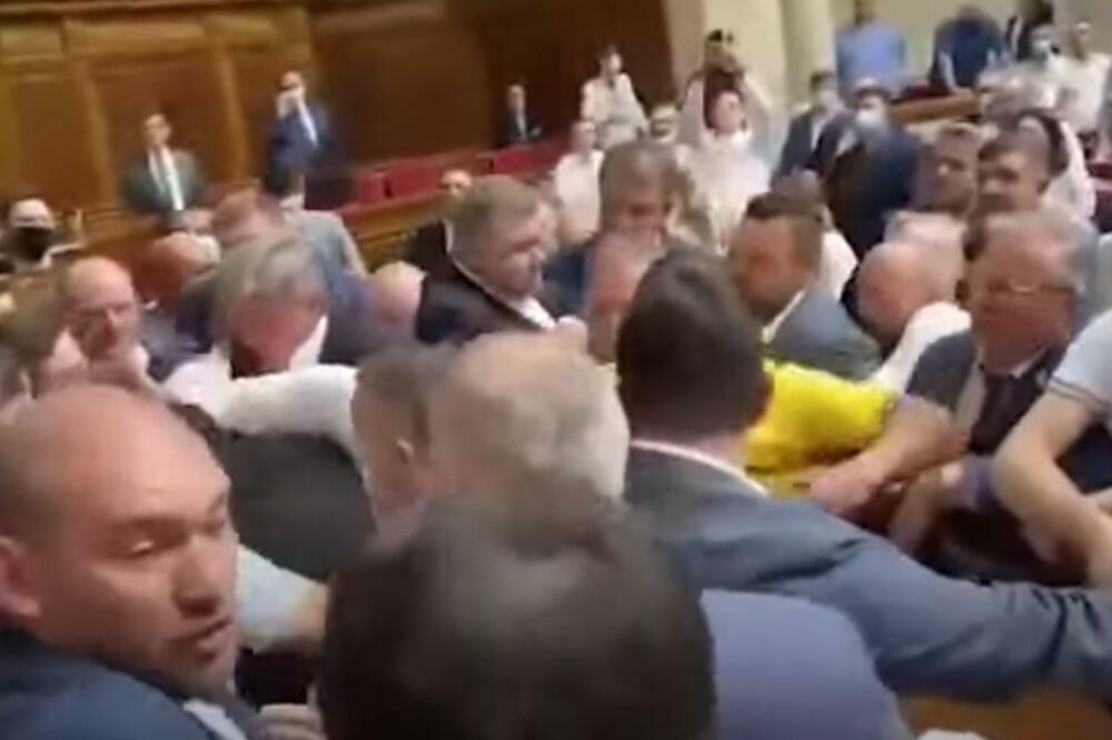 KAO U KOKOŠINJCU! Opšti HAOS i TUČA u VRHOVNOJ RADI UKRAJINE, a sve zbog komentara POSLANIKA (VIDEO)