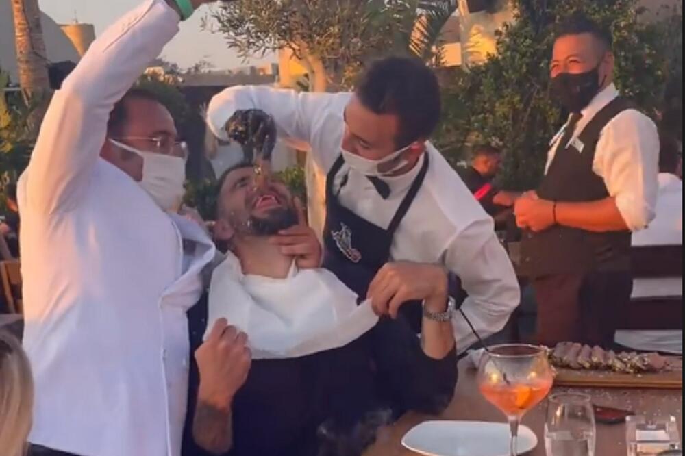 MITROVIĆ I DUŠKO TOŠIĆ GORE, ISPLIVALI SNIMCI: A šta to, zaboga, GURAJU MITRU U USTA?!