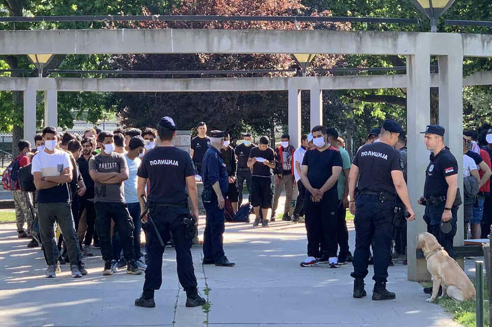 PRIPADNICI MUP-A U CENTRU BEOGRADA PRONAŠLI 126 ILEGALNIH MIGRANATA: Biće prevezeni u prihvatne centre (FOTO)