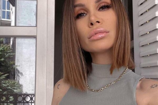 CRNA KRATKA HALJINA, DUBOKI DEKOLTE: Nikolija pozirala u MINIĆU, kao da nije ni bila trudna!(FOTO)