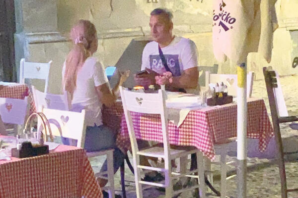 GAGI UZ ZGODNU PLAVUŠU USLIKAN NA SLAVLJU POVODOM ROĐENJA UNUKE! Bliskost bila očigledna, da li je ona prava?!