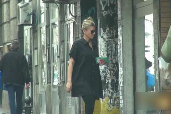 MELINA, ŠTA TI JE TO NA NOGAMA? Krenula po GRADU sa sve PAPILOTNAMA, a njena OBUĆA privukla OGROMNU pažnju!