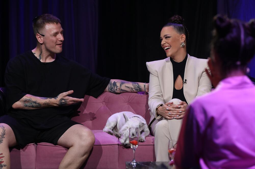 ,,IMAŠ 30 GODINA, KADA PLANIRAŠ TRUDNOĆU?": Naša poznata pevačica se OGLASILA i izazvala OGROMNU REAKCIJU!