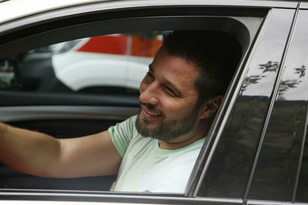 MARKO MILJKOVIĆ STIGAO ISPRED NARODNOG FRONTA SA KESAMA U RUKAMA: Uleteo na prijavnicu, ŽURIO zbog JEDNE STVARI!