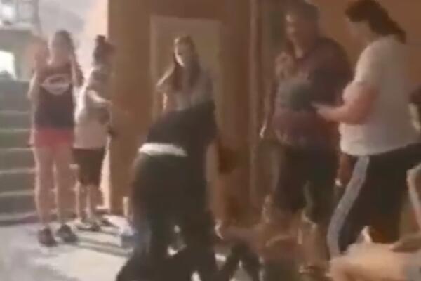 ŠOKANTAN SNIMAK POTRESAO CEO REGION! Deca vrište i plaču, policija odvodi oca iz kuće, POTRESNO (VIDEO)