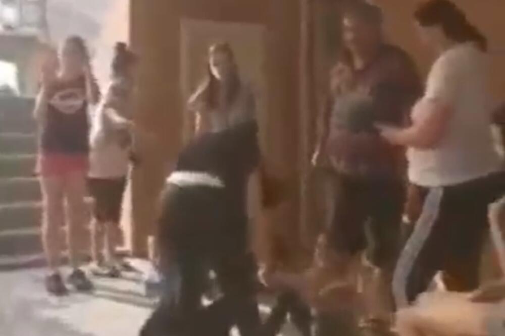 ŠOKANTAN SNIMAK POTRESAO CEO REGION! Deca vrište i plaču, policija odvodi oca iz kuće, POTRESNO (VIDEO)