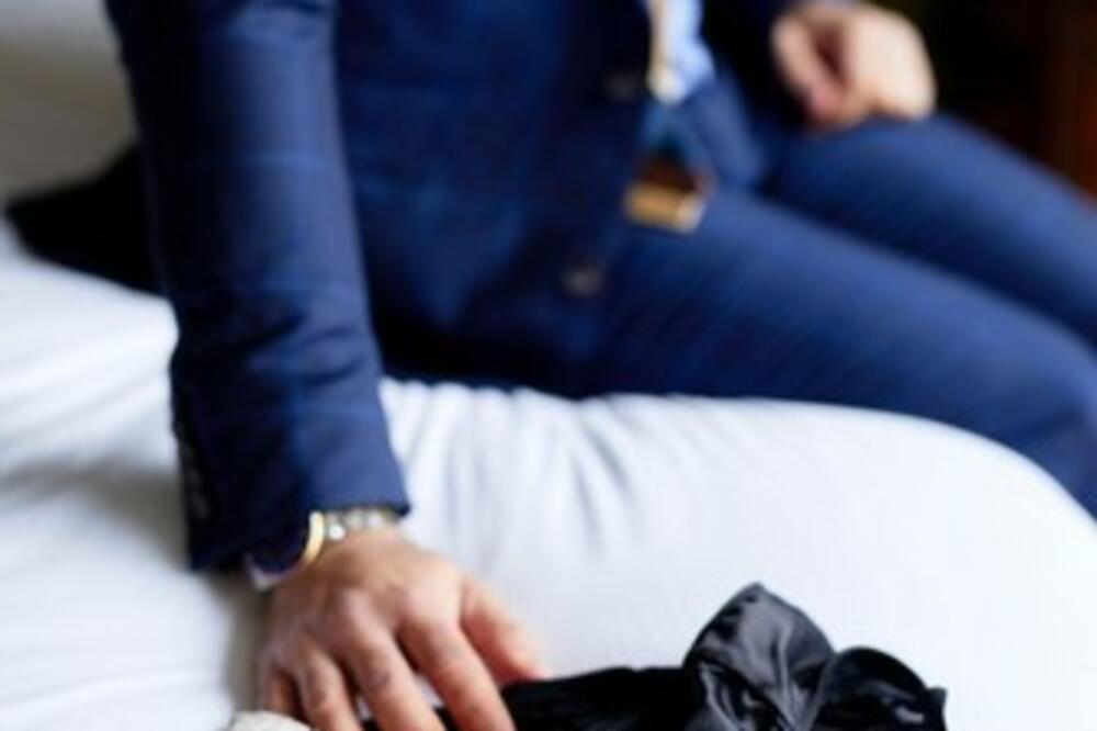 UHVATILA SAM GA KAKO RADI OVO SA MOJIM DONJIM VEŠOM U RUCI: Zaključala sam vrata i krenula da se SKIDAM