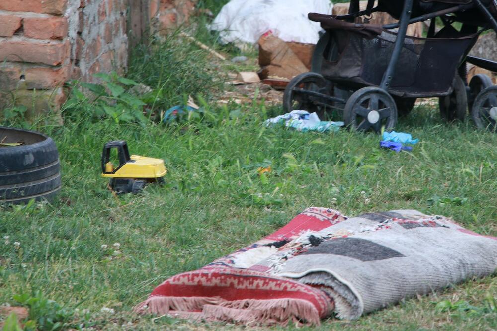OVO JE KUĆA U KOJOJ JE MUŽ NAPAO NOŽEM ŽENU I SINA! Ležala je u lokvi krvi, 1 detalj iz dvorišta je PRETUŽAN (FOTO)