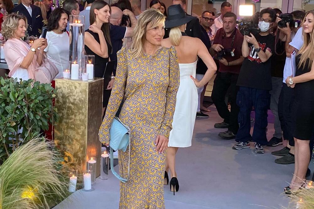 "VIŠE NISAM PEVAČICA, SAD SAM PREDUZETNICA!" SRPSKA PEVAČICA ODE U PRIVREDNIKE: Batalila mikrofon ZAUVEK!?