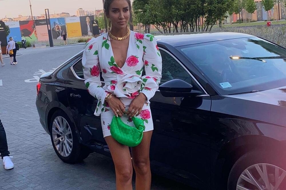 SVETSKA A NAŠA! BLOGERKA TAMARA KALINIĆ SE POJAVILA NA PRESTONIČKOM DOGAĐAJU: Zasenila STAJLINGOM sve MEGA ZVEZDE!