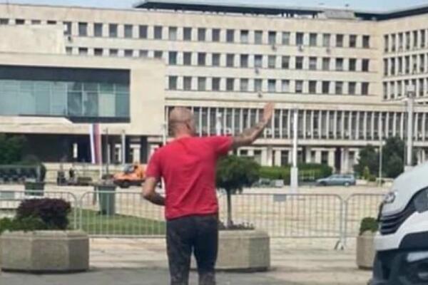 BEOGRAĐANIN ZAUSTAVIO SAOBRAĆAJ KOD PALATE SRBIJE, ISPLIVALA FOTKA: Razlog vas neće OSTAVITI RAVNODUŠNIM! (FOTO)