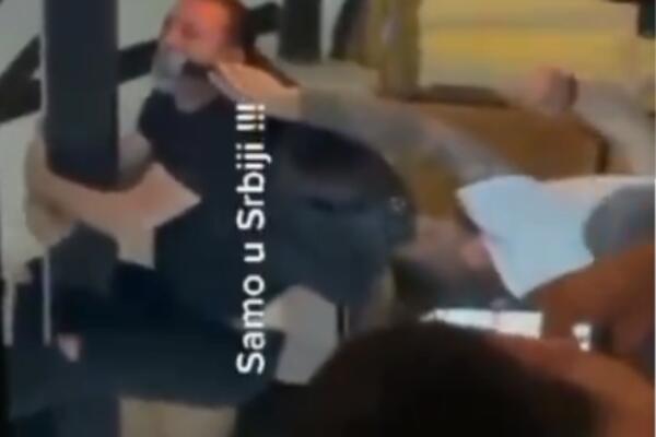 OVO SAMO KOD NAS IMA! Pevač visi ZAKAČEN ZA TAVANICU i peva ŠABANA! (VIDEO)