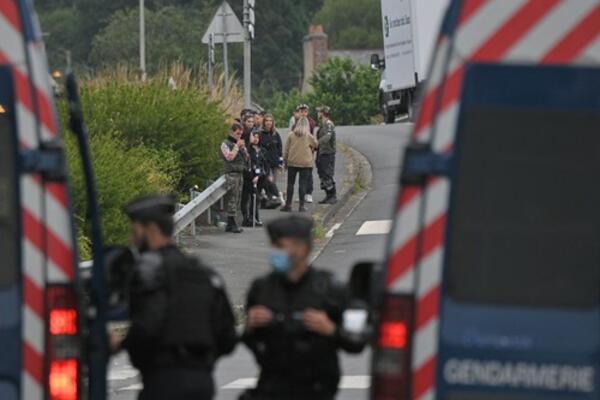 MLADIĆ (22) IZGUBIO RUKU! Stravičan sukob policije i ilegalnih rejvera u Francuskoj (VIDEO)