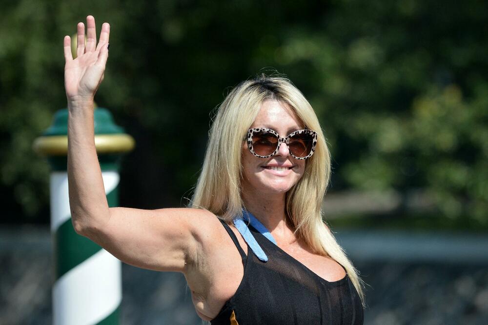 OPAAA, NISKE STRASTI U PROGRAMU UŽIVO: Šeron Stoun da joj pozavidi - SEKSIPILNA VODITELJKA OSTAVILA SVE BEZ DAHA!