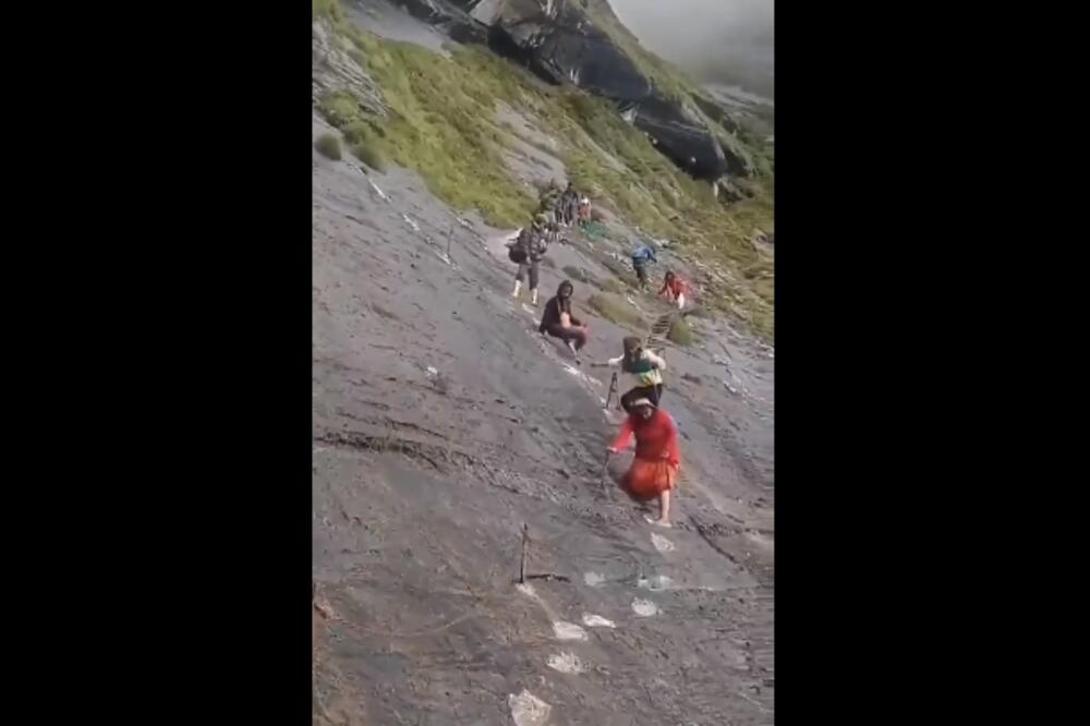 HODAJUĆI HOROR! Staza u Nepalu nije za svakoga, ko ima SLABO SRCE neka NE GLEDA (VIDEO)