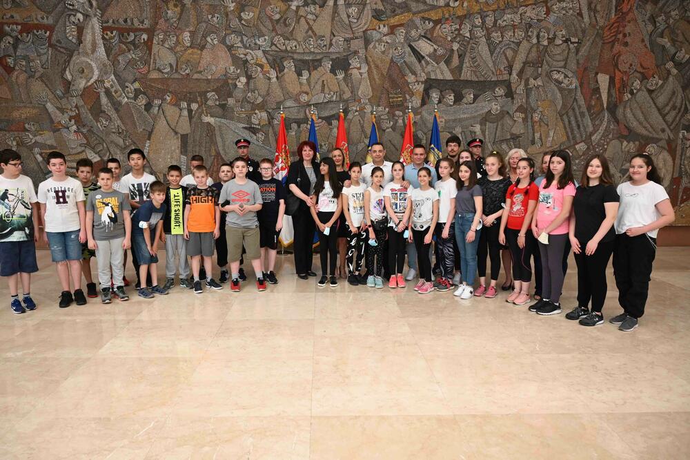 VELIKA ČAST: Učenici Osnovne škole iz Rume poklonili ministru Vulinu ikonu Svete Trojice koju su sami izradili