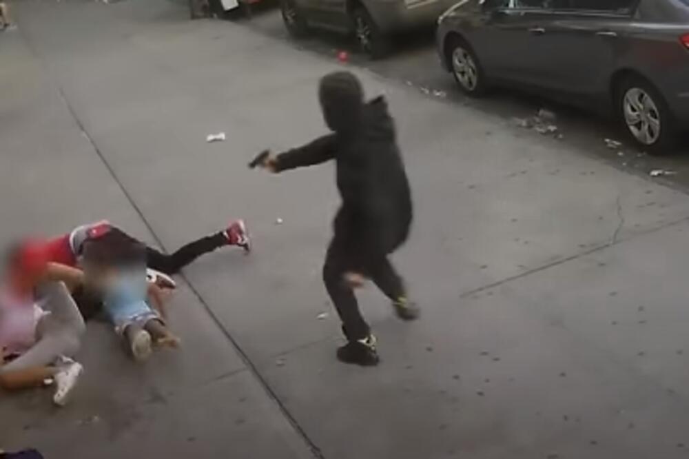 DOBRO DA NISU UMRLI OD STRAHA! Napadač pucao preko dece, malenom se NOGICE TRESLE (UZNEMIRUJUĆI VIDEO)