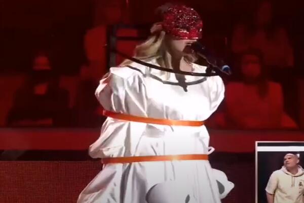 ONA JE NOVA ZVEZDA, POGLEDAJTE VEČERAŠNJI NASTUP MARIJE GRUEVSKE: Izneli je na scenu VEZANU i sa mrtvačkim glavama!