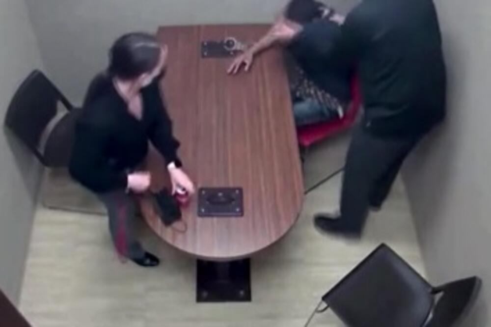 PRIZNAO DA JE TUKAO DEČAKA DO SMRTI, U SOBI ZA ISPITIVANJE NASTAO JE HAOS! Kamere snimile svaki trenutak (VIDEO)