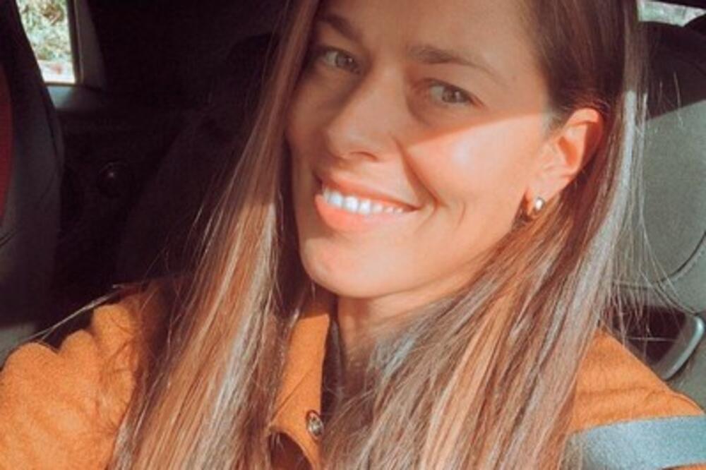 ANA IVANOVIĆ OBJAVOM PRIVUKLA OGROMNU PAŽNJU! Stil joj je SAVRŠEN ali zbog poruke komentari ne prestaju da se nižu!