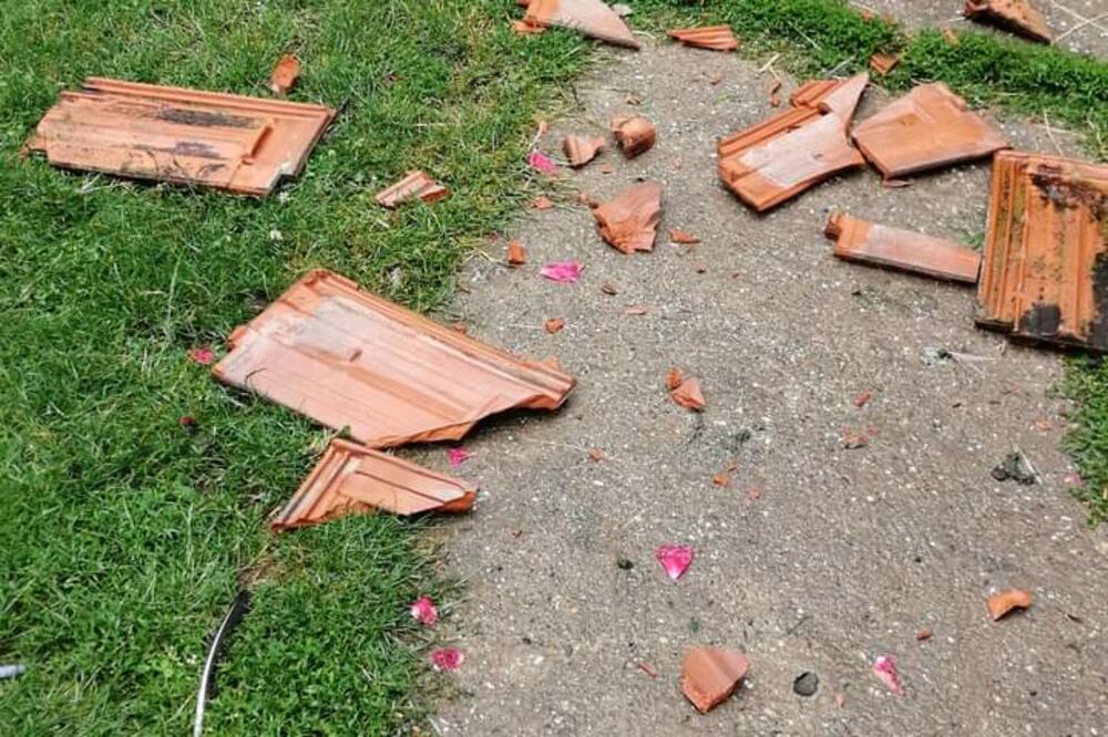 SNAŽNO NEVREME U ŠUMADIJI: Leteli crepovi, kiša se sručila i poplavila bašte (FOTO)