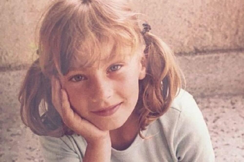 DEVOJČICA SA SLIKE JE POZNATA SRPSKA PEVAČICA! IMA ROĐENU SESTRU MLAĐU 34 GODINE: Mnogo toga o njoj javnost ne zna!