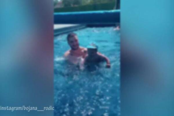 UŽIVALI U BAZENU! TRUDNA BOJANA I MIRKO ŠIJAN ČUVALI MALOG ŽELJKA: Spremni za ulogu roditelja! (VIDEO)