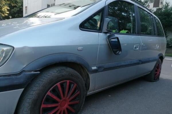 OSOBI SA INVALIDITETOM ISEKLI GUME I UNIŠTILI AUTO: Velika sramota u centru Beograda! (FOTO)