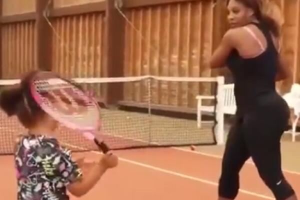 SERENA UČI SVOJU ĆERKU PRVIM TENISKIM KORACIMA: Nema sumnje da ćemo u budućnosti imati novu tenisku zvezdu! (VIDEO)