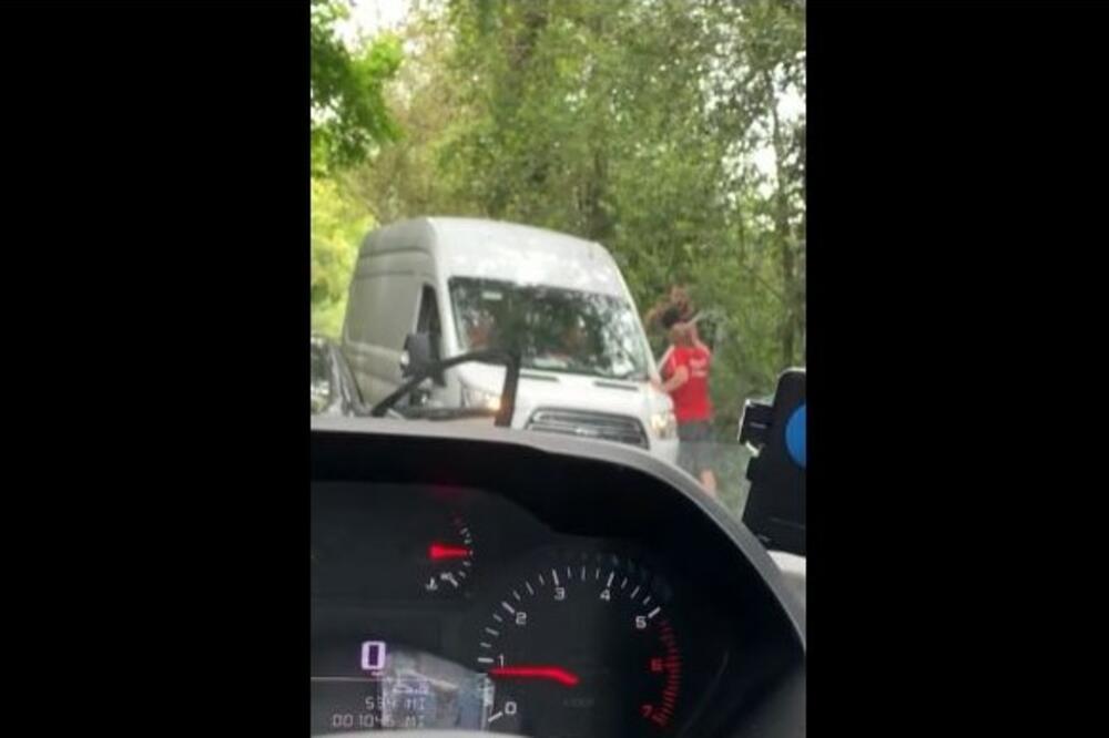 LOPATOM SLOMIO STAKLO NA BMW-U U KOJEM JE BILA BEBA! Nezapamćeno divljanje snimljeno kamerom (VIDEO)