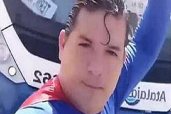 UMALO IZGUBIO ŽIVU GLAVU: Kobna greška "Supermena", pokušao da ZAUSTABI AUTOBUS! (VIDEO)