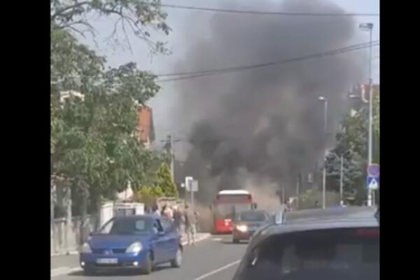 POJAVIO SE SNIMAK ZAPALJENOG AUTOBUSA NA ZVEZDARI! Ovo je TEMPIRANA BOMBA NA TOČKOVIMA, dim kulja, vidi se plamen