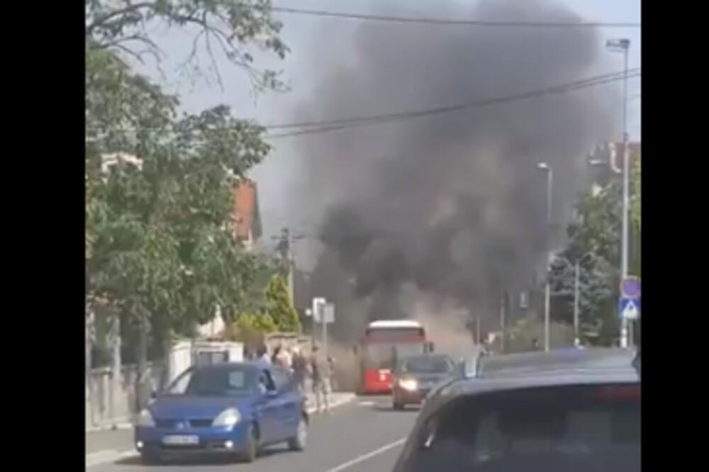 POJAVIO SE SNIMAK ZAPALJENOG AUTOBUSA NA ZVEZDARI! Ovo je TEMPIRANA BOMBA NA TOČKOVIMA, dim kulja, vidi se plamen