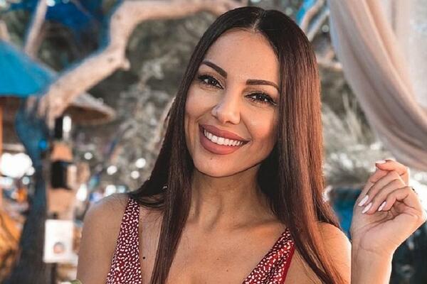 ISPLIVALE NIKAD VRELIJE FOTKE POZNATE PEVAČICE! Skinula se pored bazena, a onda se pojavio ON, ŠOK (FOTO)