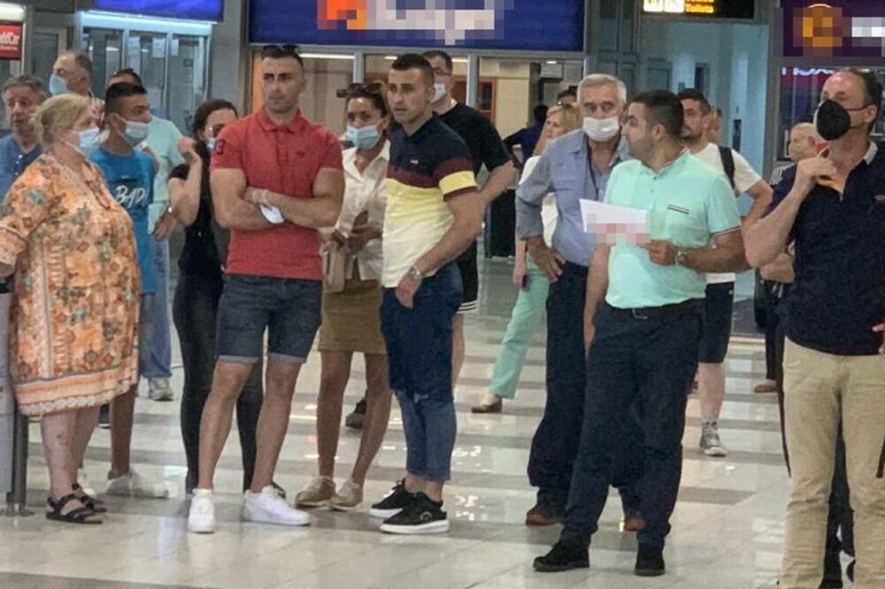 SVI SU NESTRPLJIVI! PORODICA TANJE SAVIĆ NA AERODROMU ČEKA PEVAČICU SA DECOM: Da se rasplačeš od prizora! (FOTO)