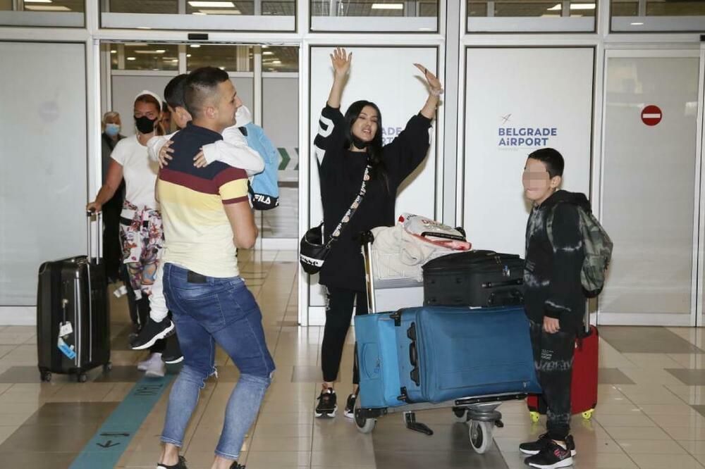 STIGLI U BEOGRAD! Tanja sa svojim SINOVIMA ide kroz NOVE POBEDE: Na aerodromu VEOMA EMOTIVNO, PORUČILA JEDNO!