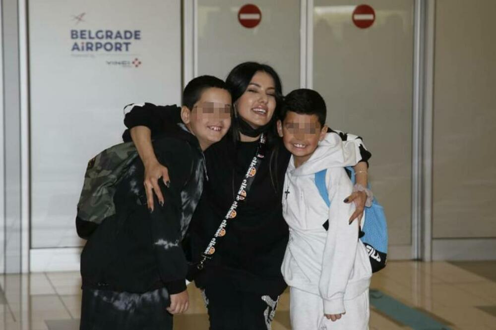 TANJA SAVIĆ IZNAJMILA LIMUZINU ZA SVOJE SINOVE! UJAK MAŠE SRPSKOM ZASTAVOM UZ ŠAMPANJAC: Doček za poželeti! (FOTO)