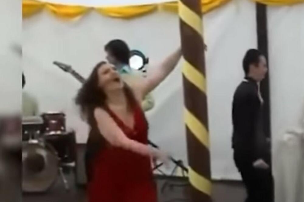 DEMONIZOVANA KUMA DA JE NE POŽELIŠ NA VENČANJU! Mlada je ostala krvava, a gosti na zemlji (ŠOK VIDEO)