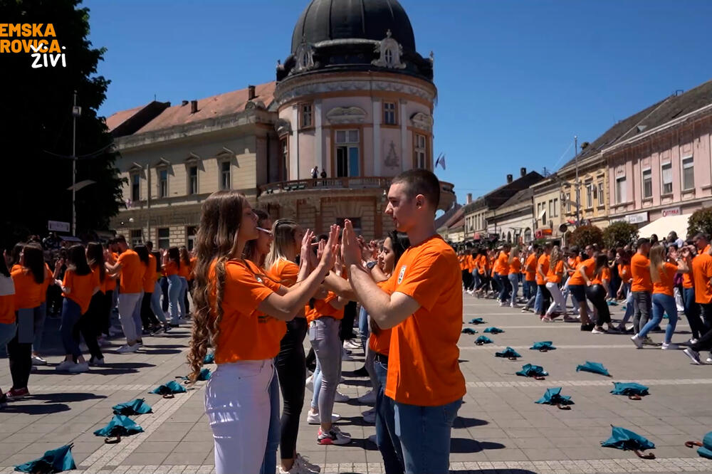 MATURANTI U SREMSKOJ MITROVICI DOBILI BESPLATNU MATURU OD GRADA