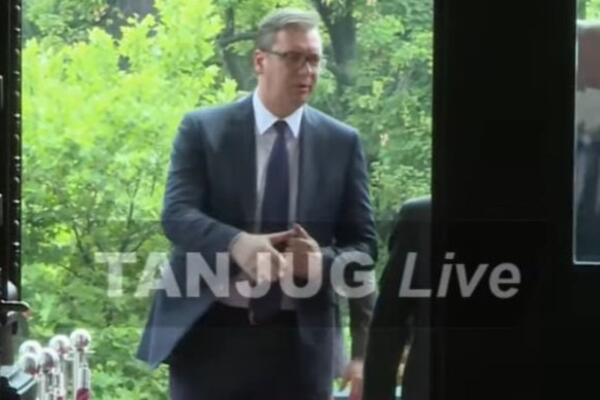 VUČIĆ STIGAO U SKUPŠTINU SRBIJE! Opoziciji će uskoro predstaviti izveštaj o dijalogu Beograda i Prištine!