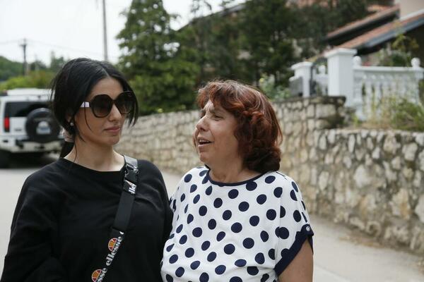 MAJKA TANJE SAVIĆ I CEO KOMŠILUK PLAČU OD SREĆE: Pevačica stigla u rodno mesto, DECA ODMAH URADILA OVO!