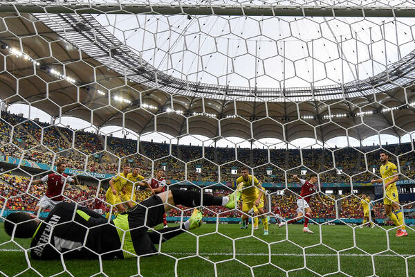 HIT FOTKA SA EVROPSKOG: Zbog PUNIJEG navijača Austrije NIKO NE GLEDA FUDBAL (FOTO)