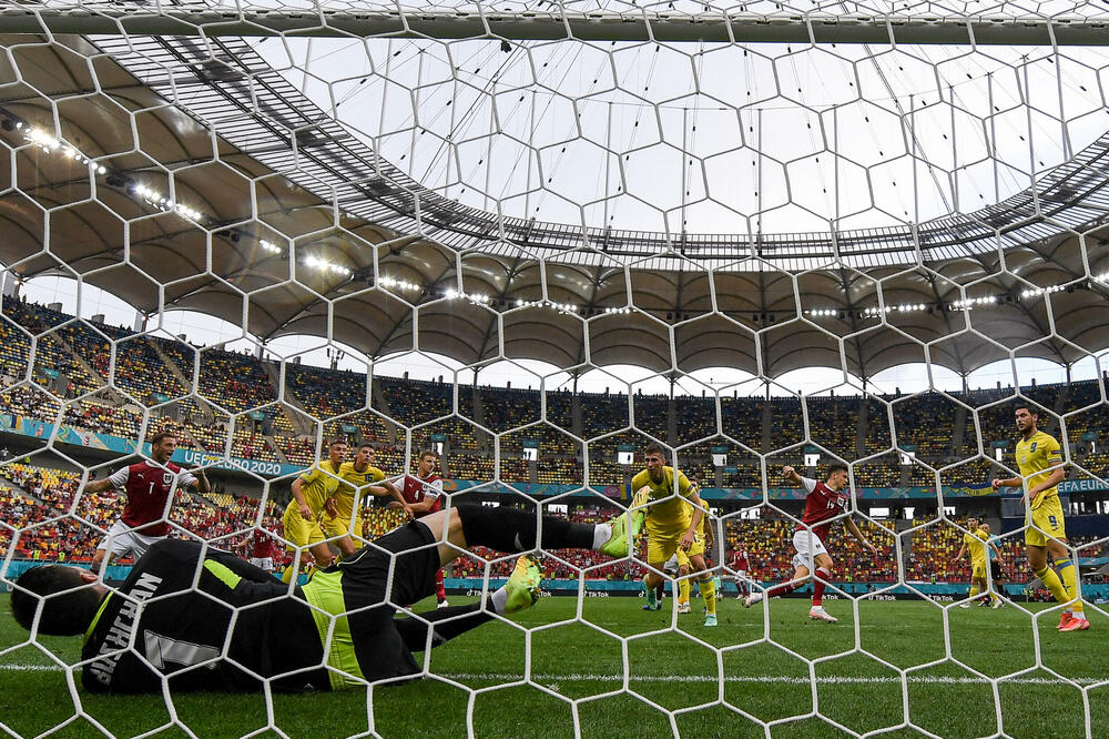 HIT FOTKA SA EVROPSKOG: Zbog PUNIJEG navijača Austrije NIKO NE GLEDA FUDBAL (FOTO)