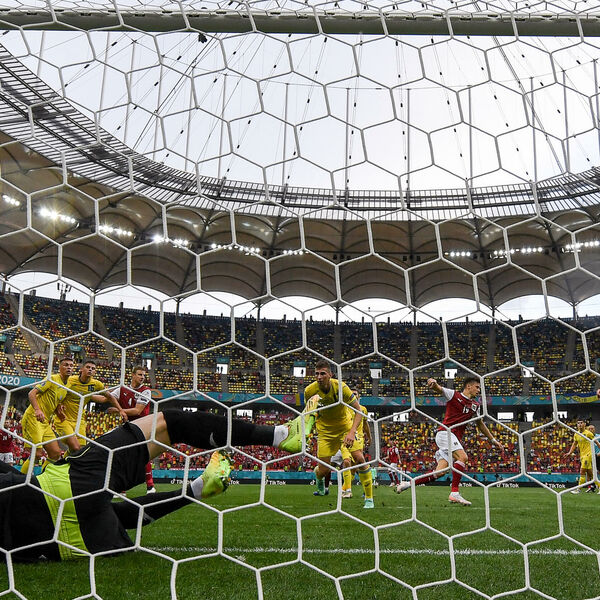 HIT FOTKA SA EVROPSKOG: Zbog PUNIJEG navijača Austrije NIKO NE GLEDA FUDBAL (FOTO)