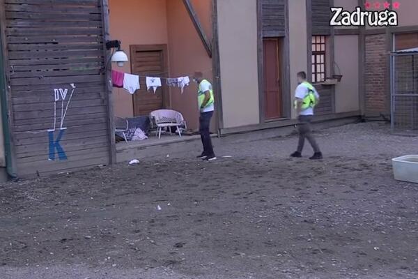 OBEZBEĐENJE PREKINULO VRELU AKCIJU ZADRUGARA! Bez imalo SRAMA imali odnose na MESTU NA KOM NE BI SMELI!(VIDEO)