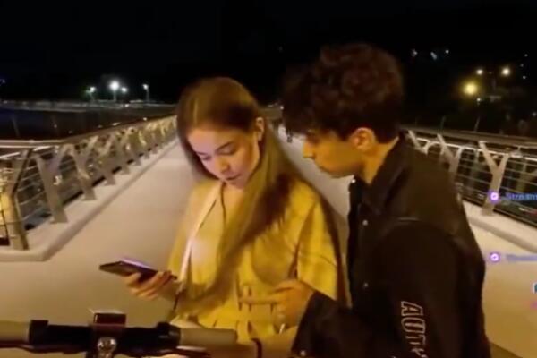 TIKTOKER JE POKUŠAO DA POLJUBI NEPOZNATU DEVOJKU: Umesto njenih usana, "cokio" je DLAKAVU PESNICU! (VIDEO)